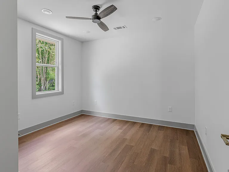 988 Terrace Ave — Photo 8