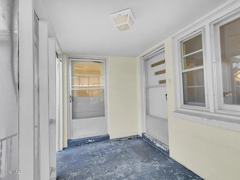 211 Lawson St — Photo 2