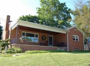 520 Woodland View Dr, York, PA 17406