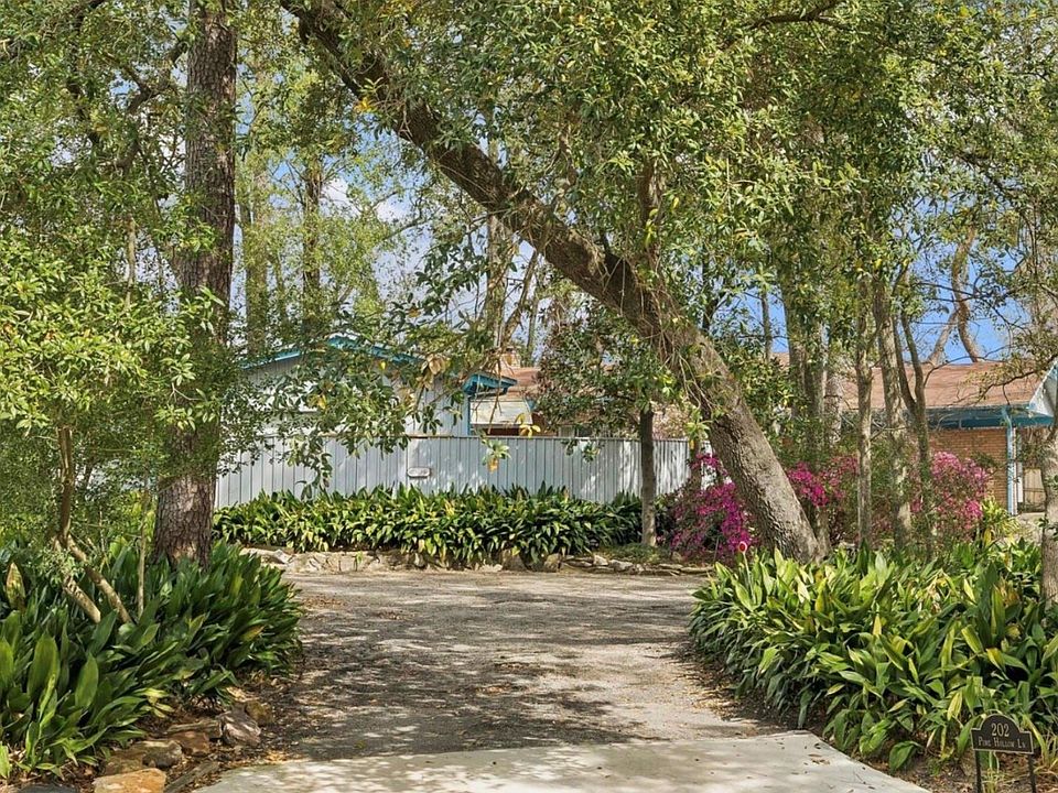 2nd image of 202 Pine Hollow Ln