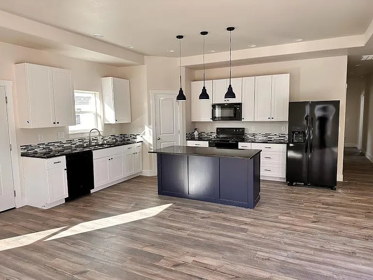1025 W Cheney Dr — Photo 3