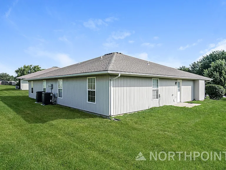 305 NW Woodbury Dr — Photo 15