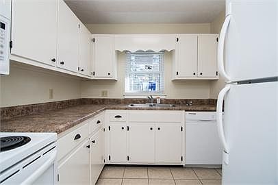 5th image of 1536 Coombs Dr #1