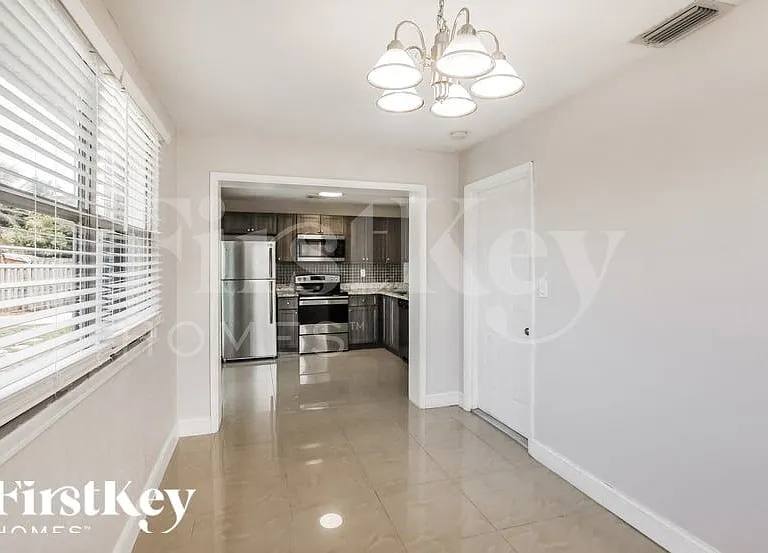 2550 NE 8th Ave — Photo 6