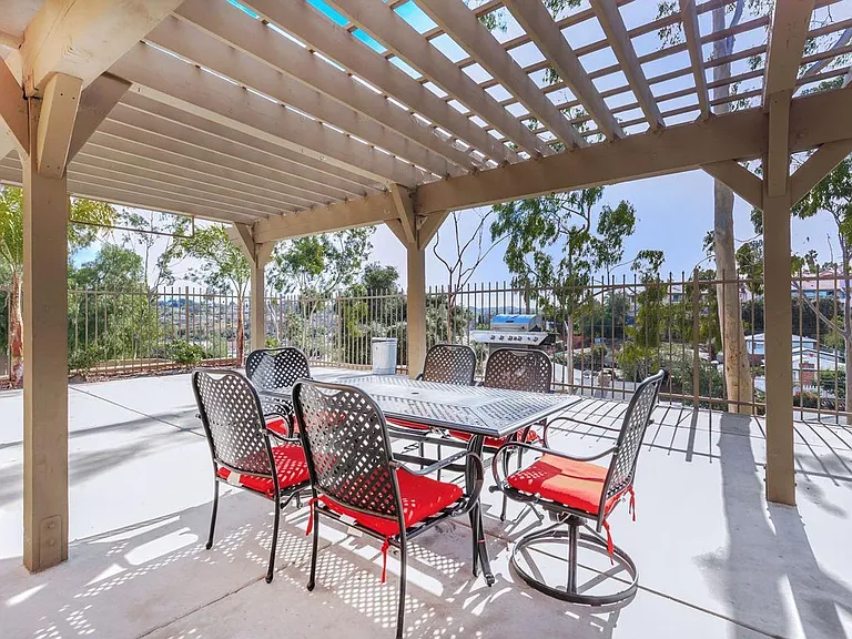 Newport Gardens Apartments, Vista — Photo 6