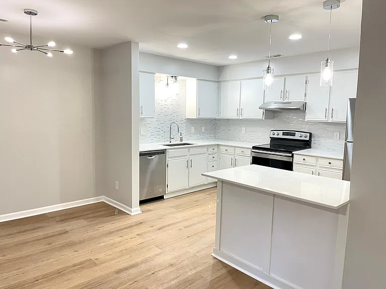 1032 Churchill Downs Ct #B — Photo 2
