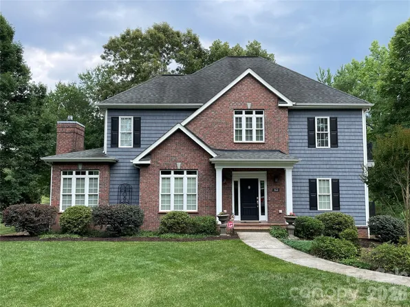 162 Twin Lakes Dr, Statesville, NC 28625