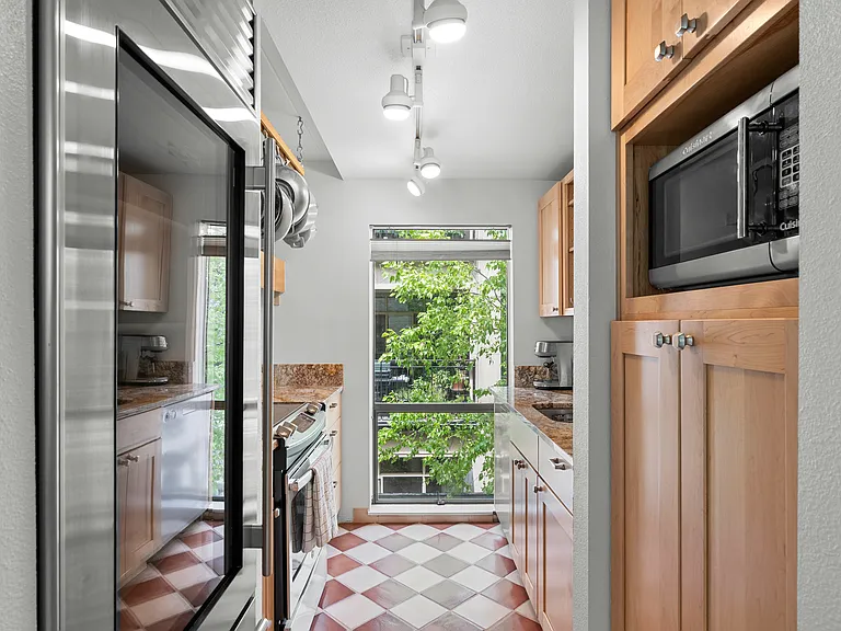 1929 NW Hoyt St — Photo 9
