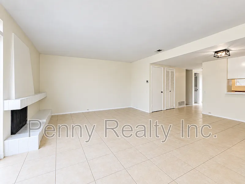 3 bed, 1.5 bath, 1400 sqft, $4,225 — Photo 3