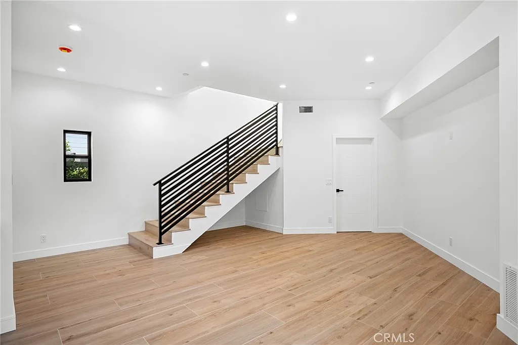 2 bed, 1200 sqft, $4,200 — Photo 4