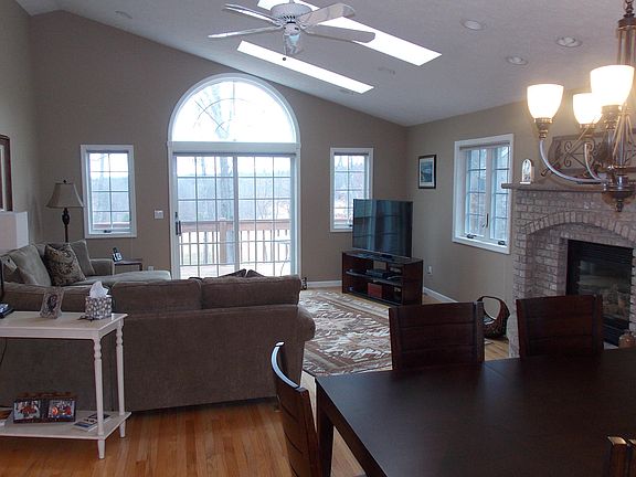 5th image of 224 Woodloch Dr