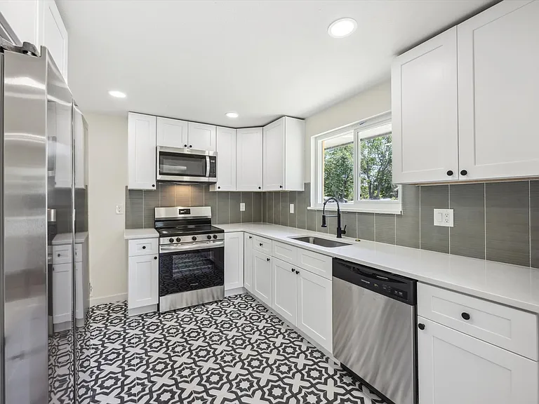 305 W Geneseo St #A — Photo 2