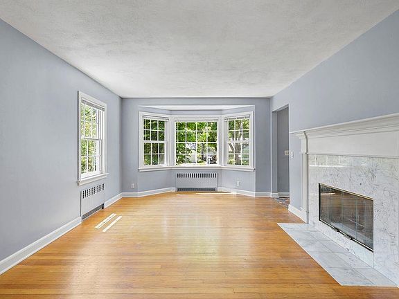 3rd image of 225 Westmorland Blvd