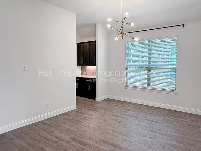 2912 Log Cabin Dr — Photo 9