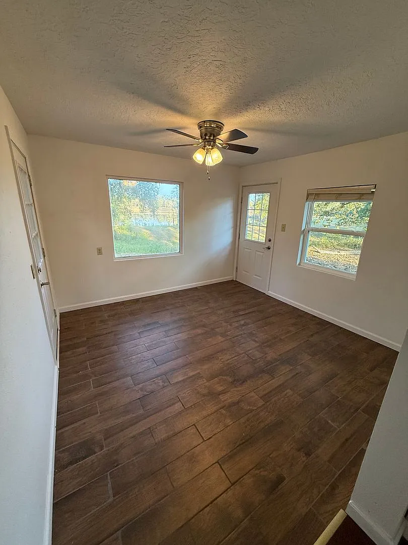 1123 Carter Street — Photo 4
