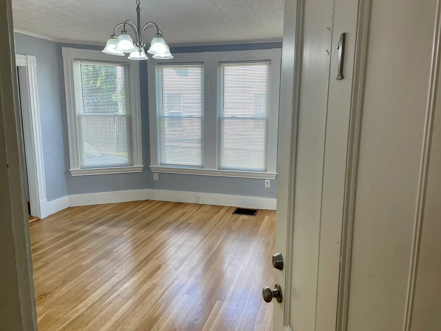 2 bed, 1.0 bath, 1200 sqft, $2,300 — Photo 2