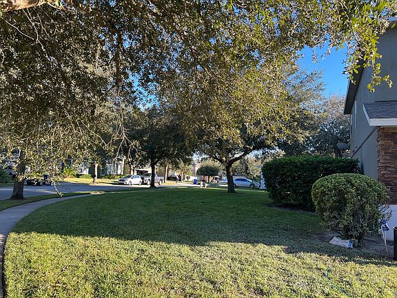 Side garden / Corner lot