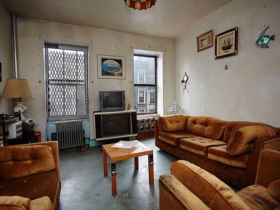 3rd image of 353 W 47th St #4.F.W