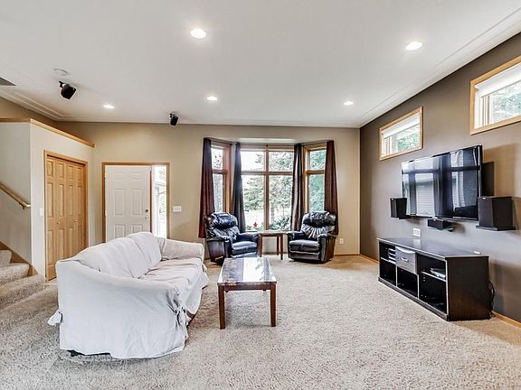 3rd image of 10043 Evergreen Ct N