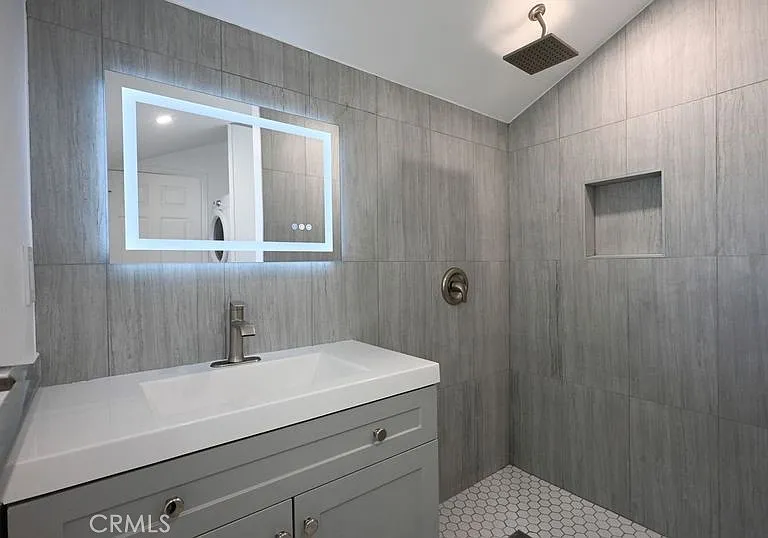6437 Enfield Ave — Photo 3