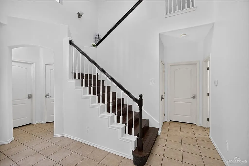 4 bed, 2.5 bath, 3279 sqft, $2,800 — Photo 3