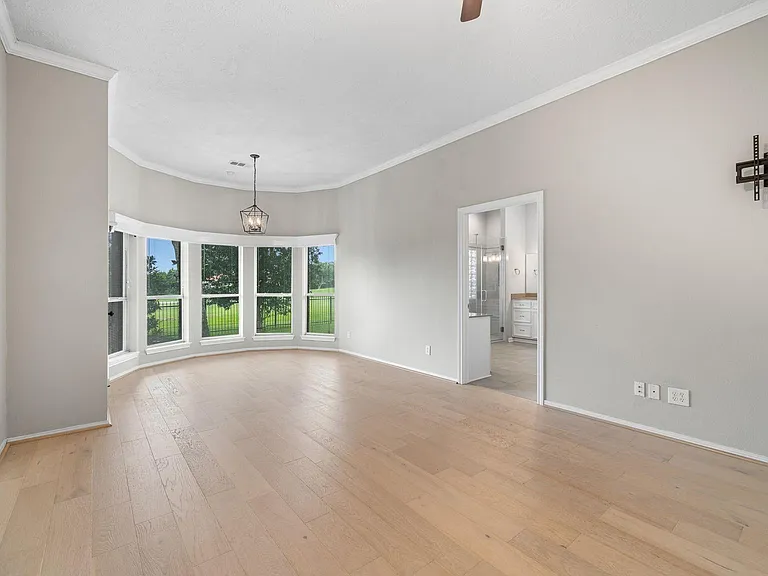 118 Hillsborough Dr W — Photo 12