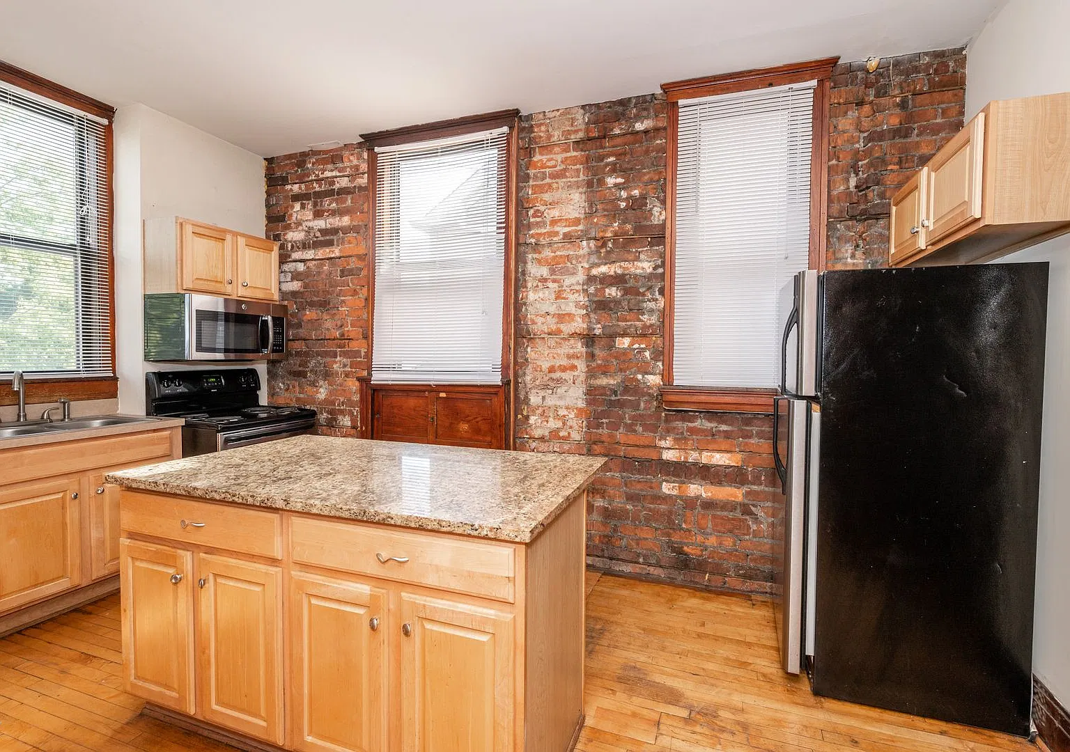 240 E University — Photo 1