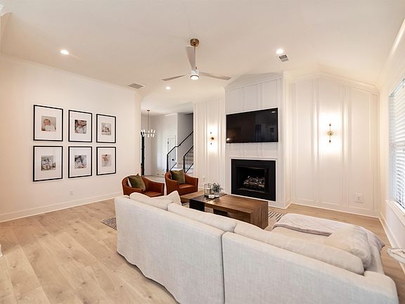 3rd image of 50 Laurel Wood Ln