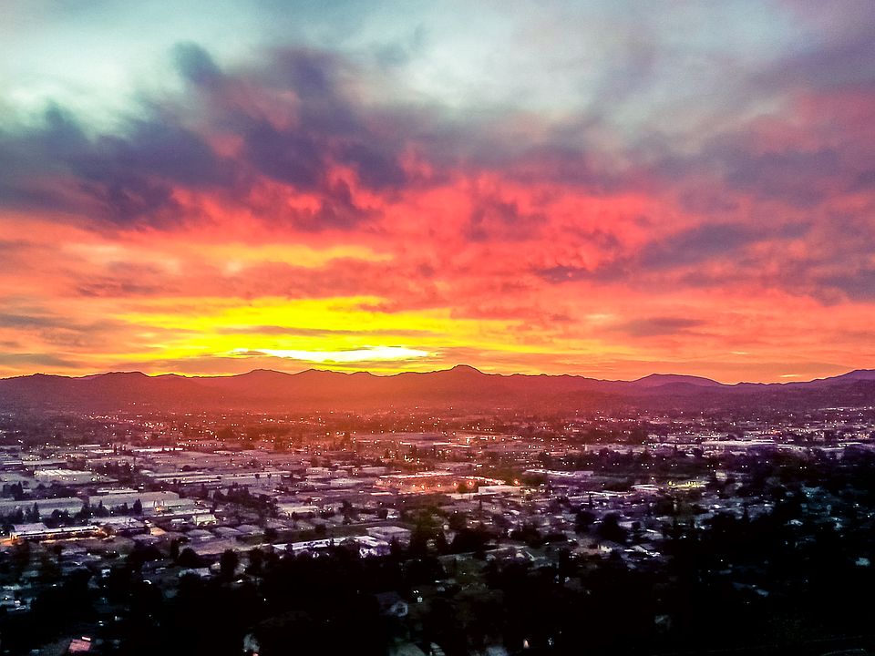 Sit-down sunrise views daily