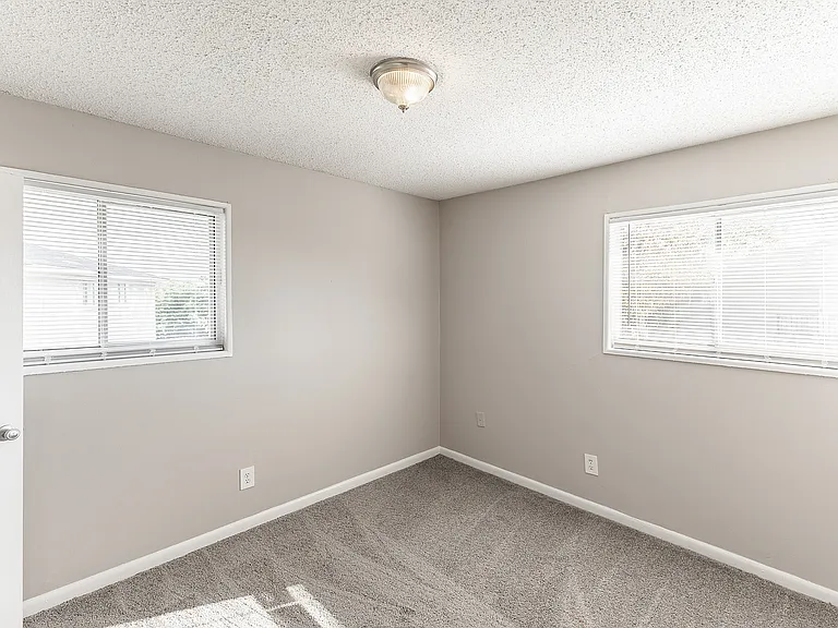 Mirabeau Apartments — Photo 24