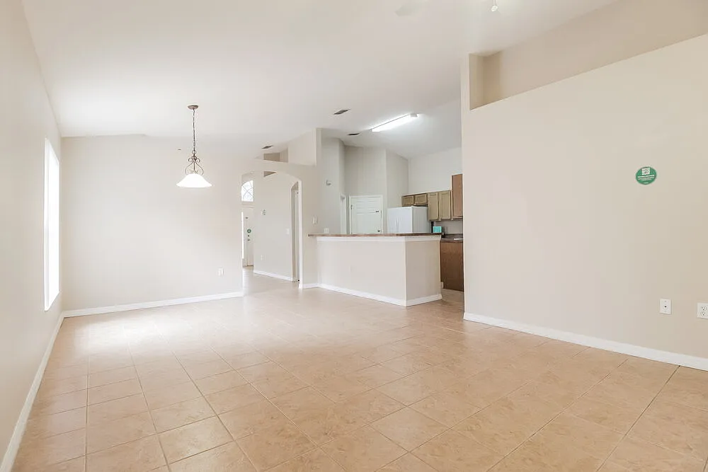 4 bed, 2.0 bath, 1871 sqft, $2,575 — Photo 4