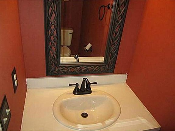 5th image of 239 Hampshire Ct