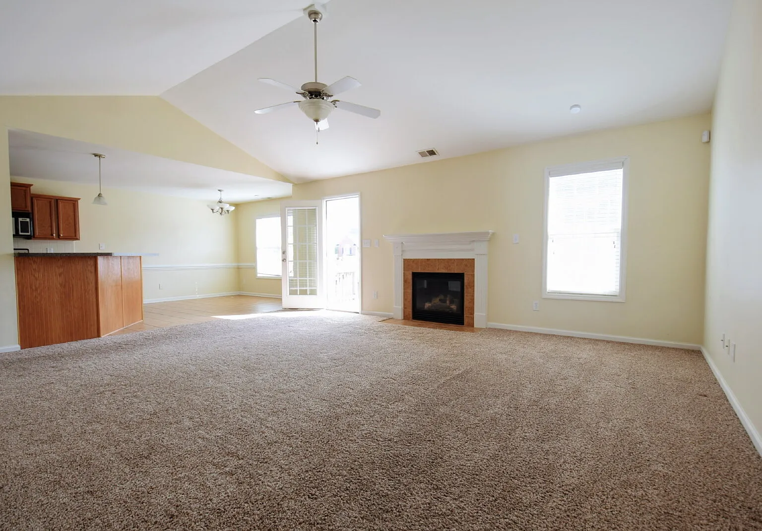 3 bed, 2.0 bath, 1987 sqft, $1,900 — Photo 3