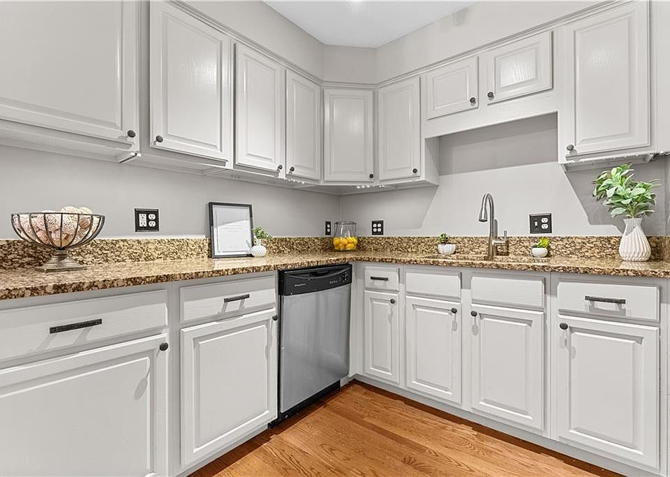 1st image of 4942 Walnut St #2
