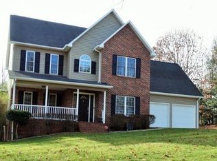 6297 Mountainside Dr, Hickory, NC 28601