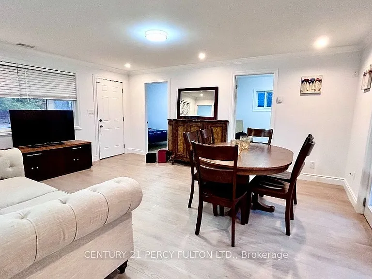 242 Simcoe Ave — Photo 5