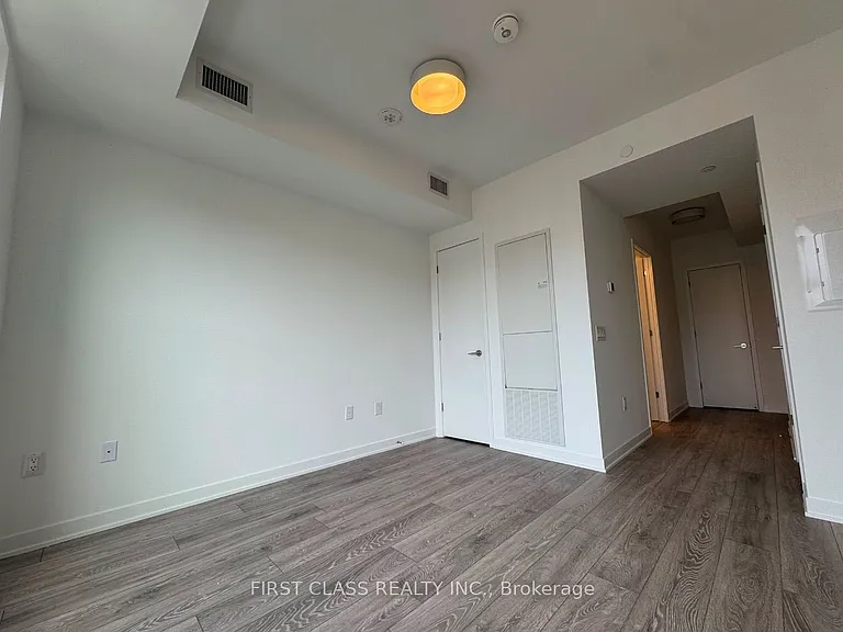 10 Oak St #910 — Photo 7