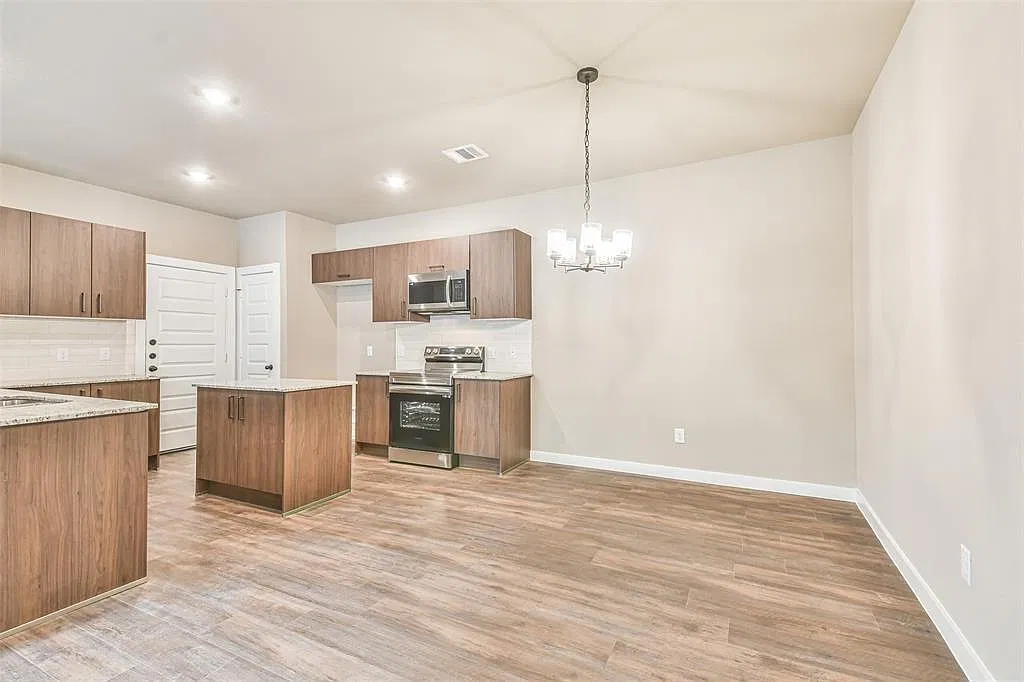 3 bed, 2.0 bath, 1302 sqft, $1,645 — Photo 3