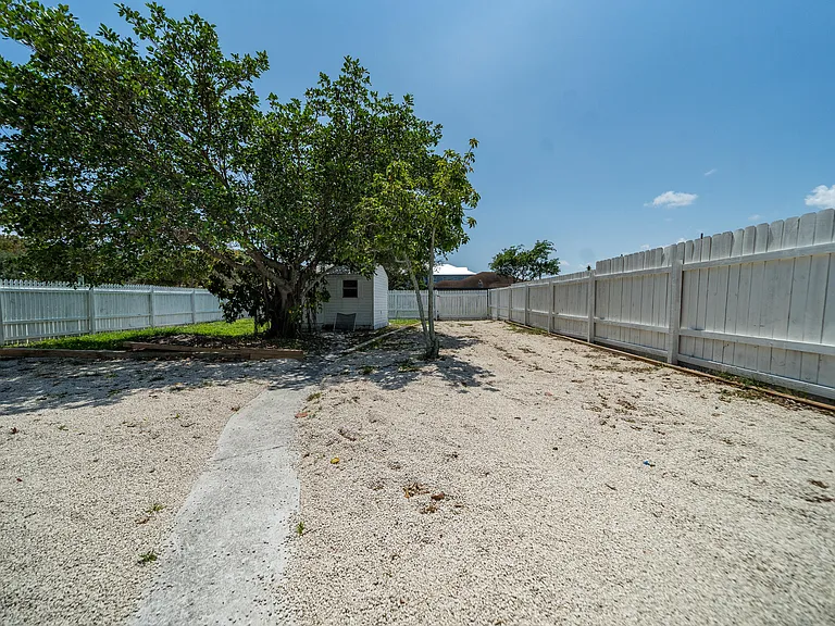 602 NW 1st St — Photo 25