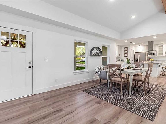 3rd image of 824 Ash Dr