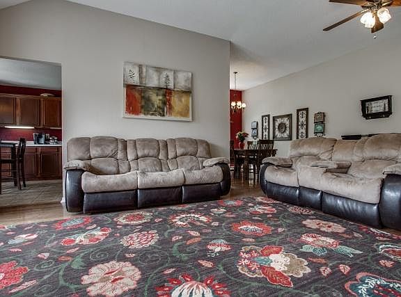 4th image of 202 Valley Dr