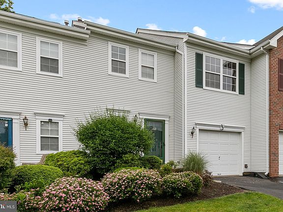 3rd image of 302 Bentley Dr