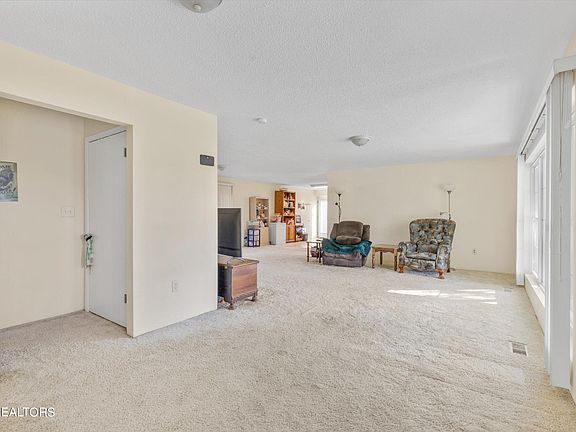 5th image of 7705 2nd Ln