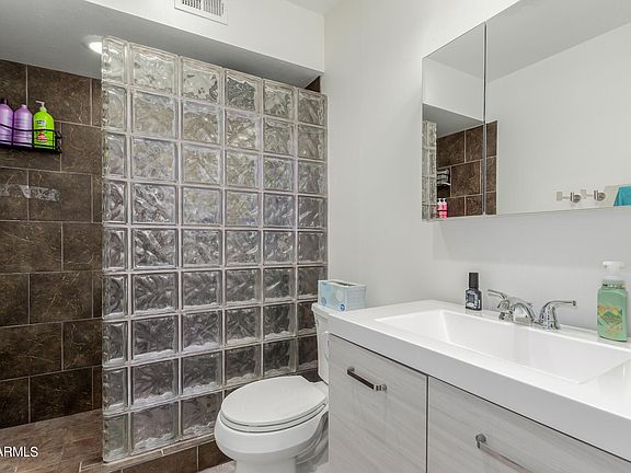 5th image of 2547 E Corrine Dr