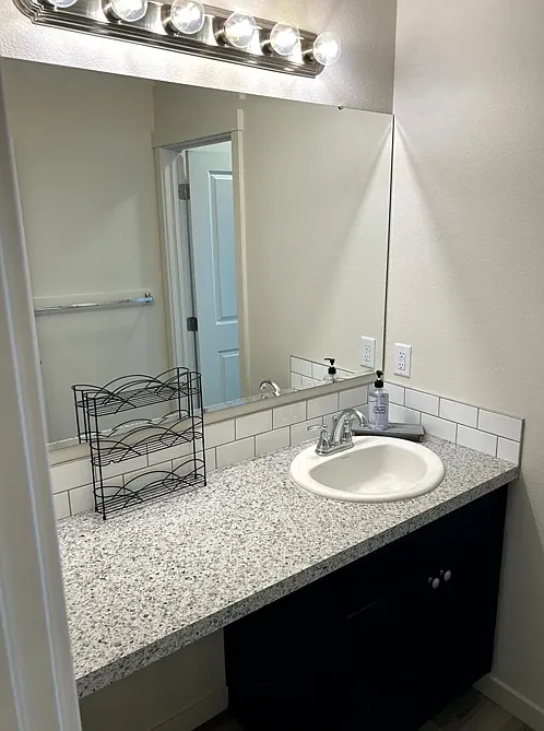 7 bed, 3000 sqft, $600 — Photo 3