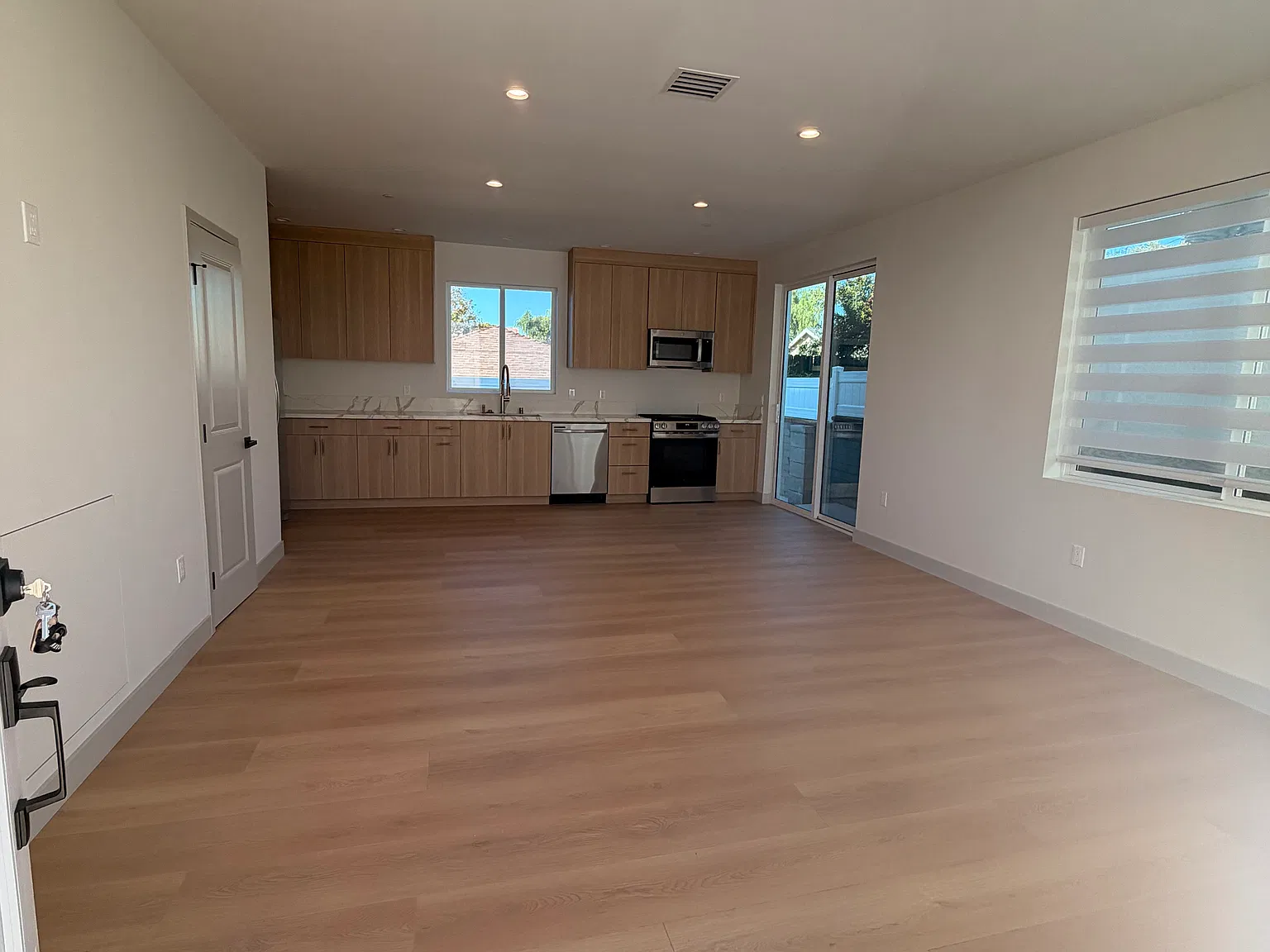 2 bed, 2.5 bath, 1000 sqft, $4,000 — Photo 2
