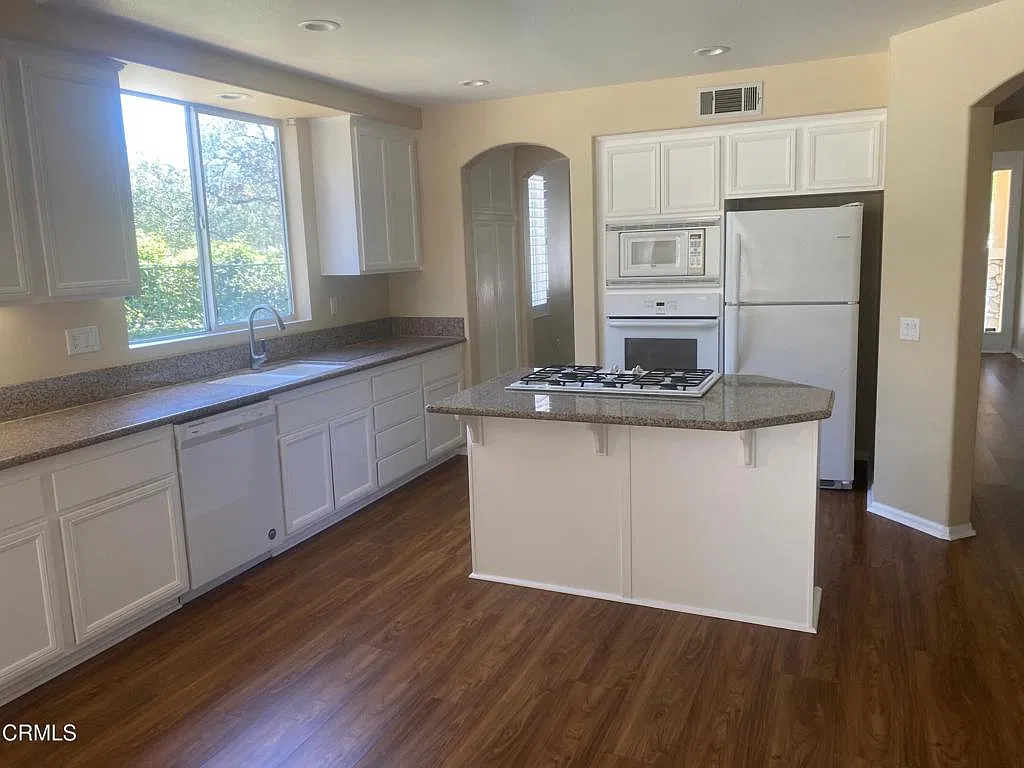 2 bed, 2.0 bath, 1920 sqft, $4,500 — Photo 4