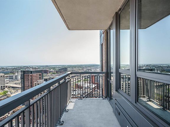 660-washington-apartments-balcony