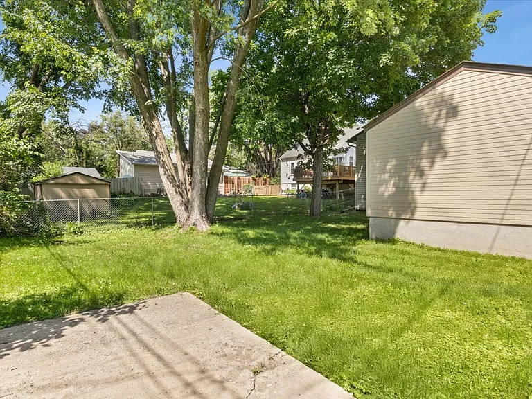 422 Jefferson Ave S — Photo 33