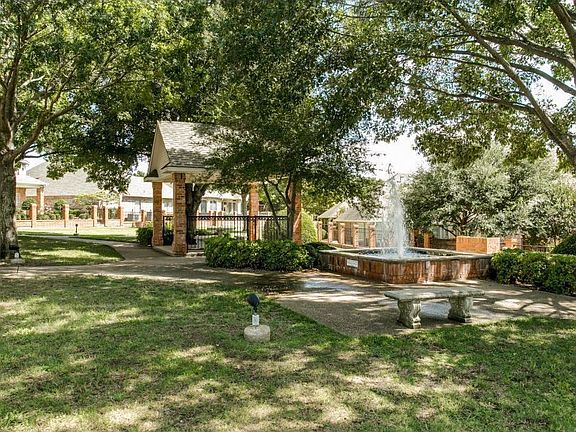 5th image of 733 Village Green Dr